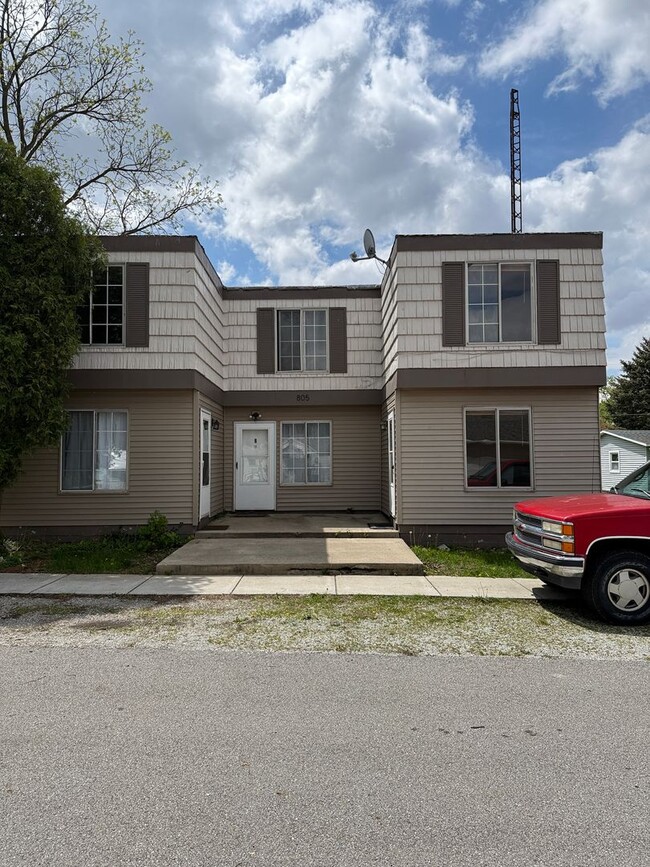 property at 805 S Walnut St
