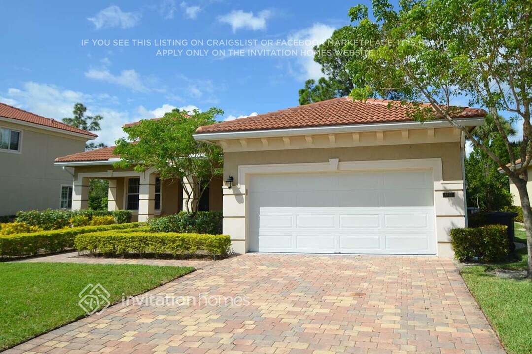 6833 Osage Cir in Greenacres, FL - Building Photo