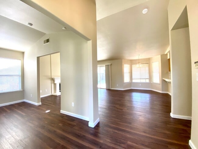2245 N Rafael Ave in Fresno, CA - Building Photo - Building Photo