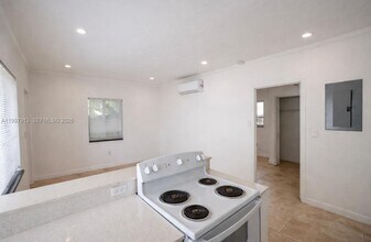572 NE 67th St in Miami, FL - Building Photo - Building Photo