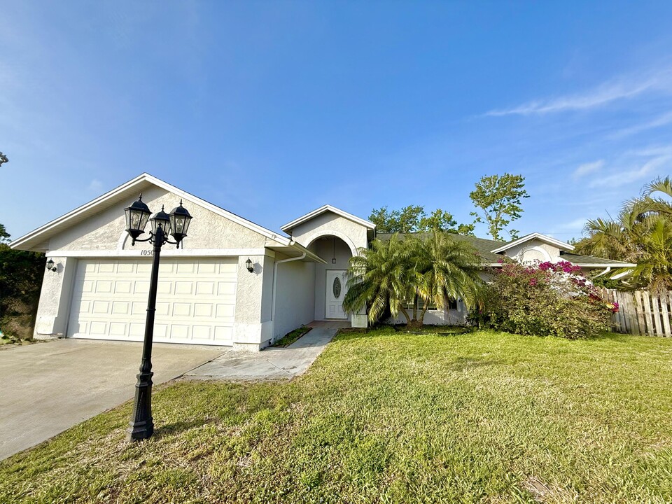 1050 SE Euclid Ln in Port St. Lucie, FL - Building Photo