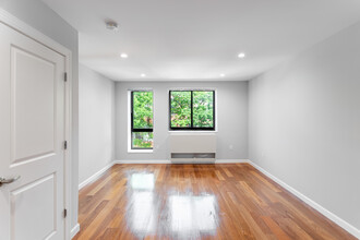 2724 Heath Ave in Bronx, NY - Building Photo - Interior Photo