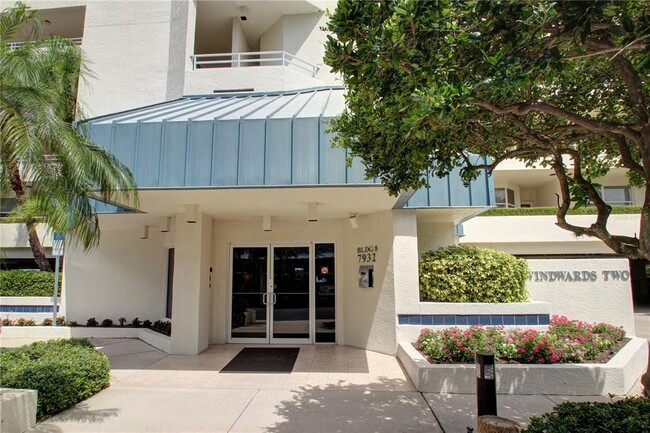 7932 Sailboat Key Blvd S in South Pasadena, FL - Foto de edificio - Building Photo