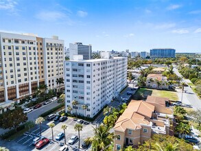 2555 NE 11th St in Fort Lauderdale, FL - Foto de edificio - Building Photo