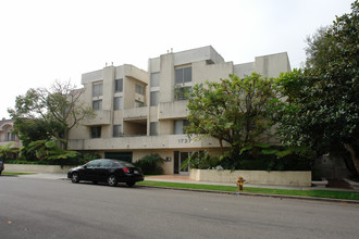 1733 Glendon Ave in Los Angeles, CA - Building Photo - Building Photo