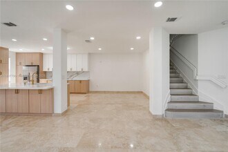 7500 NW 107th Pl in Doral, FL - Building Photo - Building Photo