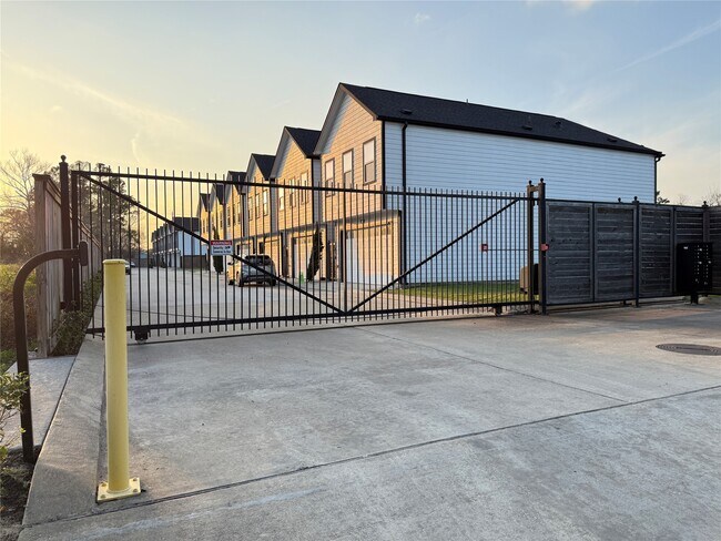 1010 Melneeka Ln in Houston, TX - Building Photo - Building Photo