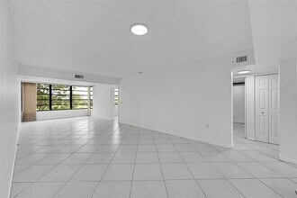 1703 Whitehall Dr in Davie, FL - Building Photo - Building Photo