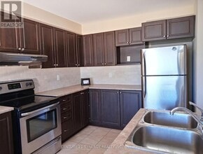 136 Piazza Cir in Ottawa, ON - Building Photo - Building Photo