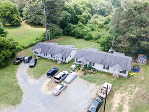 715 Houston Valley Rd in Tunnel Hill, GA - Foto de edificio - Building Photo