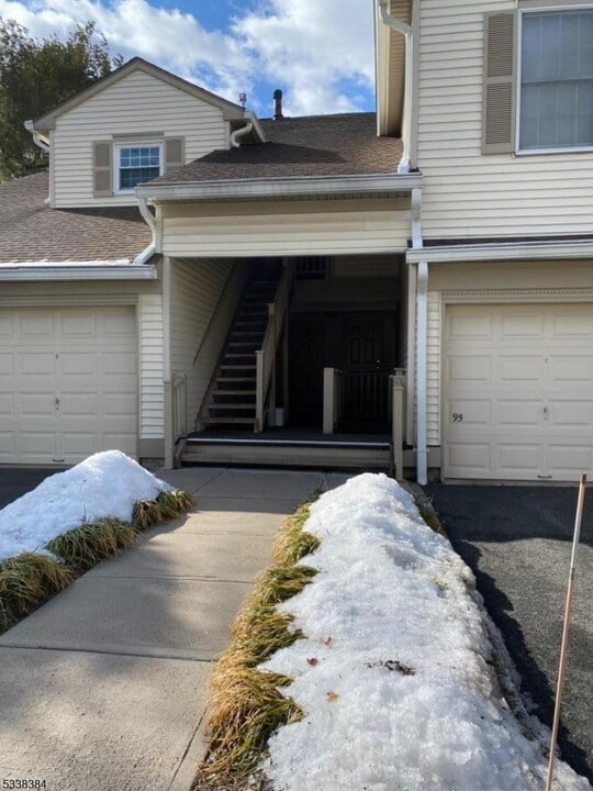 92 Jamestown Rd in Bernards, NJ - Building Photo