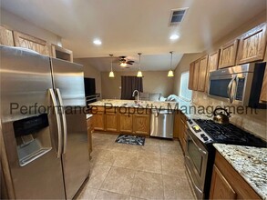 11602 Trabancos Dr in Bakersfield, CA - Building Photo - Building Photo