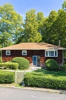 14 Kenneth Ave in Huntington, NY - Building Photo