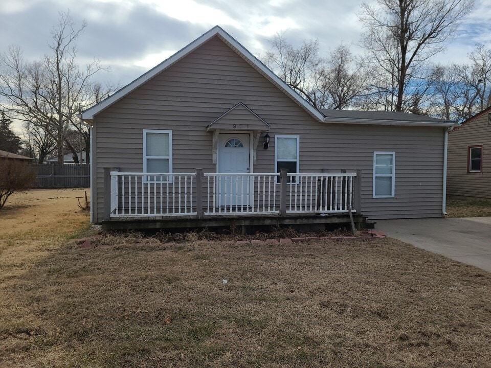 921 E 11th Ave in Hutchinson, KS - Building Photo