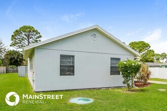 646 SW Byron St in Port St. Lucie, FL - Building Photo - Building Photo