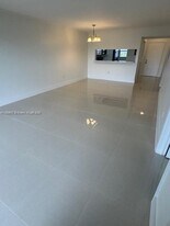 10317 NW 9th St Cir in Miami, FL - Building Photo