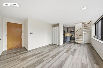 300 E 90th St in New York, NY - Building Photo - Building Photo