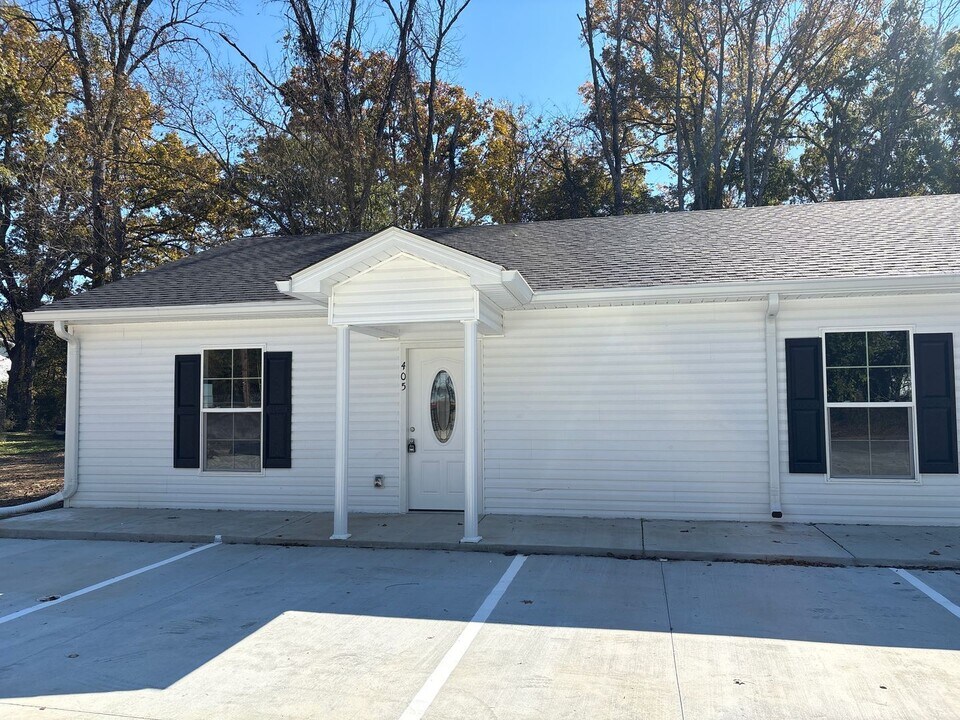 411-411 W Waggoner St in Tullahoma, TN - Building Photo