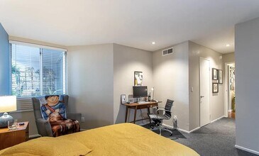 8530 Holloway Dr in West Hollywood, CA - Building Photo - Building Photo