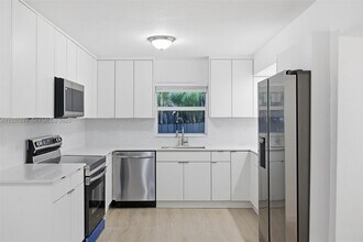 465 NE 165th St in Miami, FL - Building Photo - Building Photo