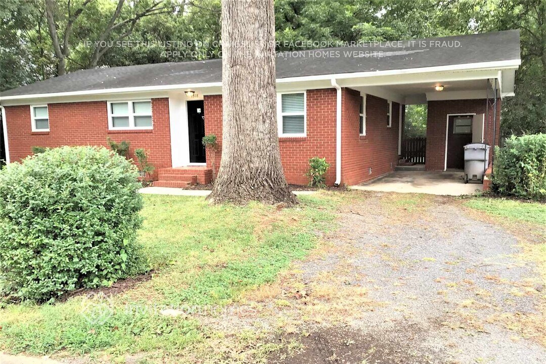 1318 Lomax Ave in Charlotte, NC - Building Photo