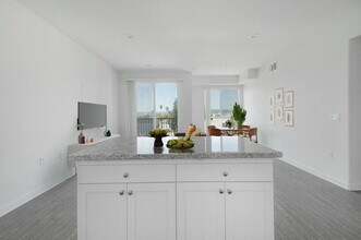 422 South Lake in Los Angeles, CA - Foto de edificio - Building Photo