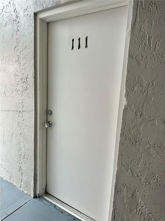 2565 W 56th St in Hialeah, FL - Building Photo