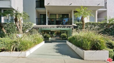 906 N Doheny Dr in West Hollywood, CA - Foto de edificio - Building Photo