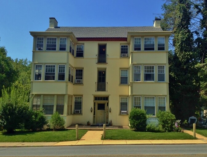 605 W Miner St in West Chester, PA - Building Photo