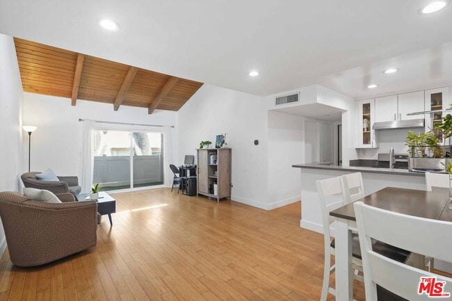 10331 Lindley Ave in Los Angeles, CA - Building Photo - Building Photo