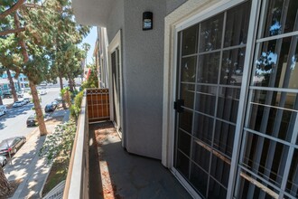 7057 Lanewood Ave in Los Angeles, CA - Foto de edificio - Interior Photo