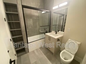 830 Westview Way in West Kelowna, BC - Building Photo - Building Photo