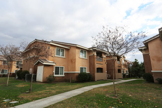 King Square Apartments in Bakersfield, CA - Building Photo - Building Photo