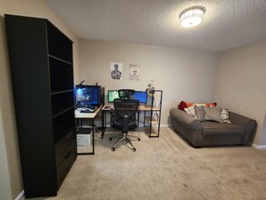 10210 Bushman Dr in Oakton, VA - Foto de edificio - Building Photo