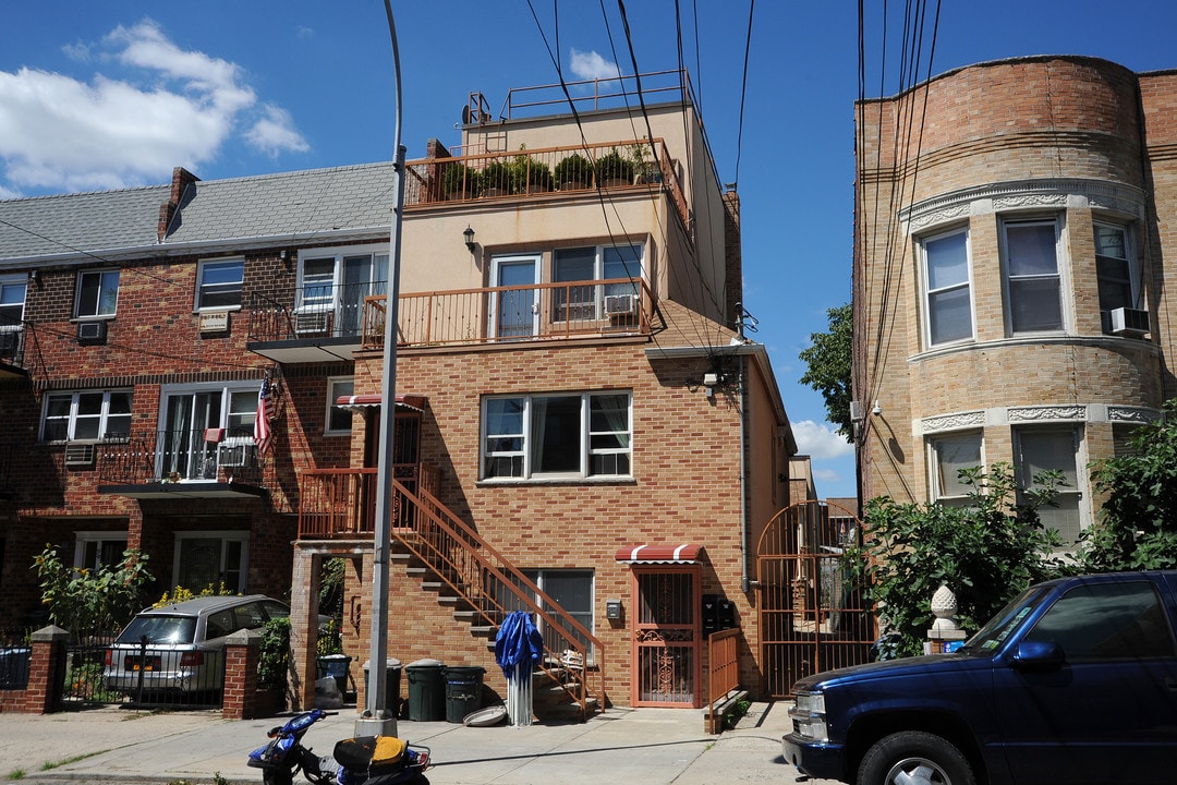 31-22 46th St in Long Island City, NY - Building Photo