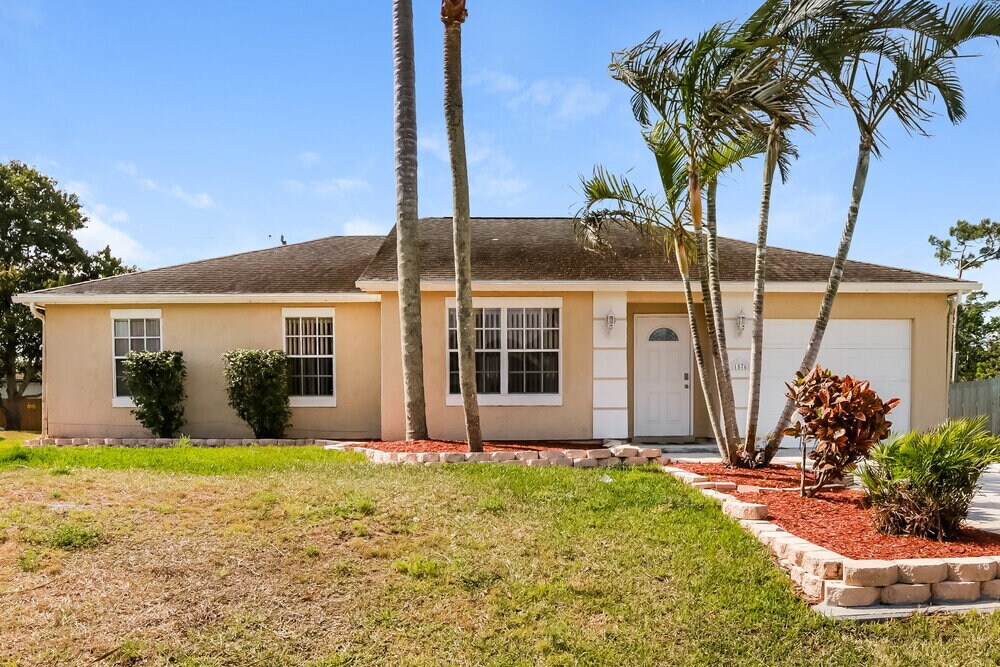 1576 SW Pitts Ave in Port St. Lucie, FL - Building Photo