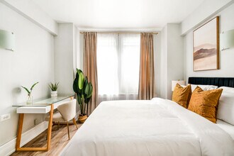 240 W 73rd St in New York, NY - Foto de edificio - Building Photo