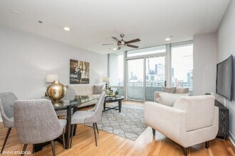 737 W Washington Blvd, Unit 1804 in Chicago, IL - Building Photo - Building Photo