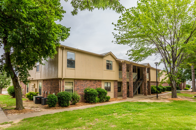 Meadow Lake Apartments in Searcy, AR - Foto de edificio - Building Photo