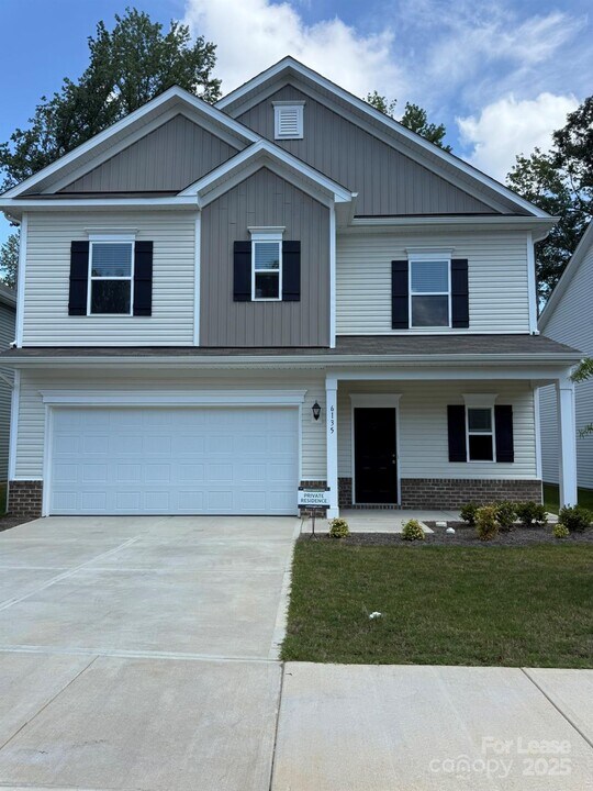 6135 Moonview Ct in Charlotte, NC - Building Photo