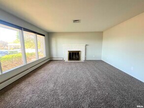 5004 N University St in Peoria, IL - Foto de edificio - Building Photo
