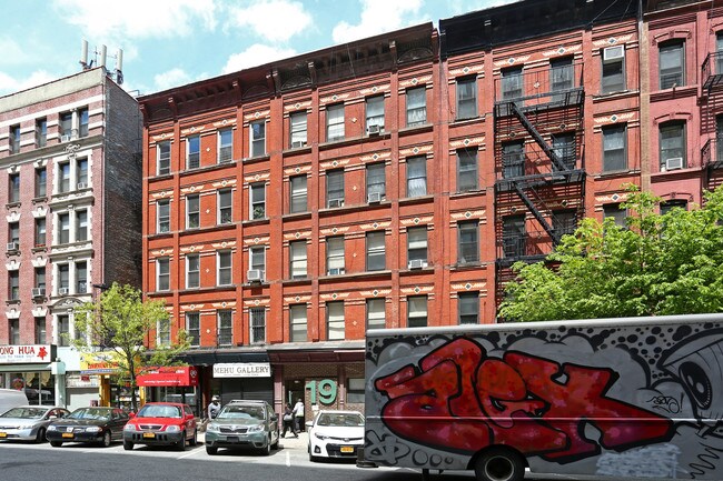 19 W 100th St in New York, NY - Building Photo - Building Photo