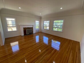 241 S New Hampshire Ave, Unit 4 in Los Angeles, CA - Building Photo - Building Photo