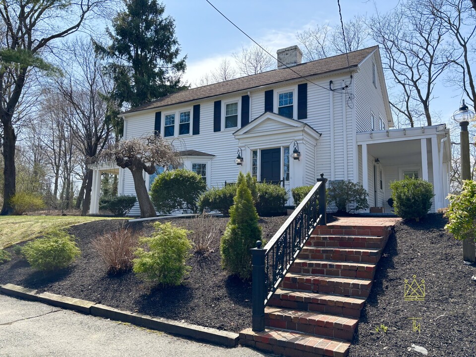 198 Wolcott Rd in Chestnut Hill, MA - Foto de edificio