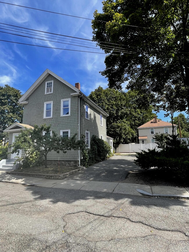 15 Charles Street Ave in Waltham, MA - Foto de edificio - Building Photo