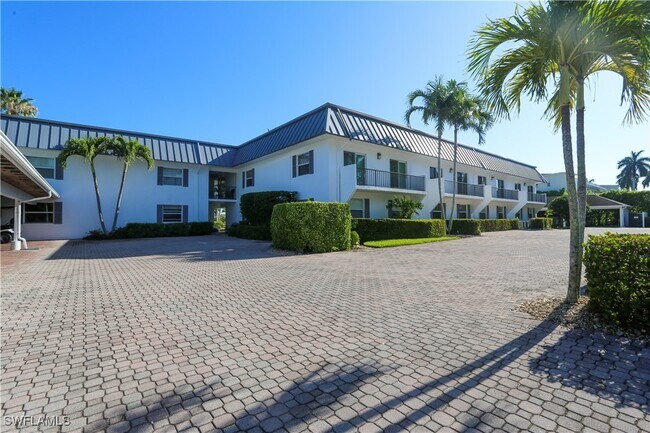 333 Harbour Dr in Naples, FL - Building Photo - Building Photo