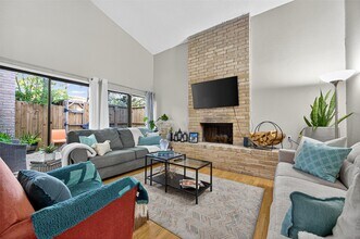 880 Tully St in Houston, TX - Building Photo - Building Photo