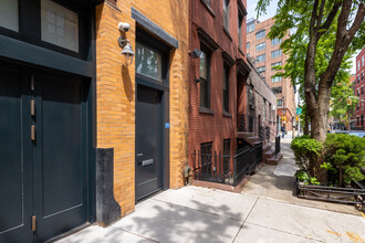 271 W 10th St in New York, NY - Building Photo - Building Photo