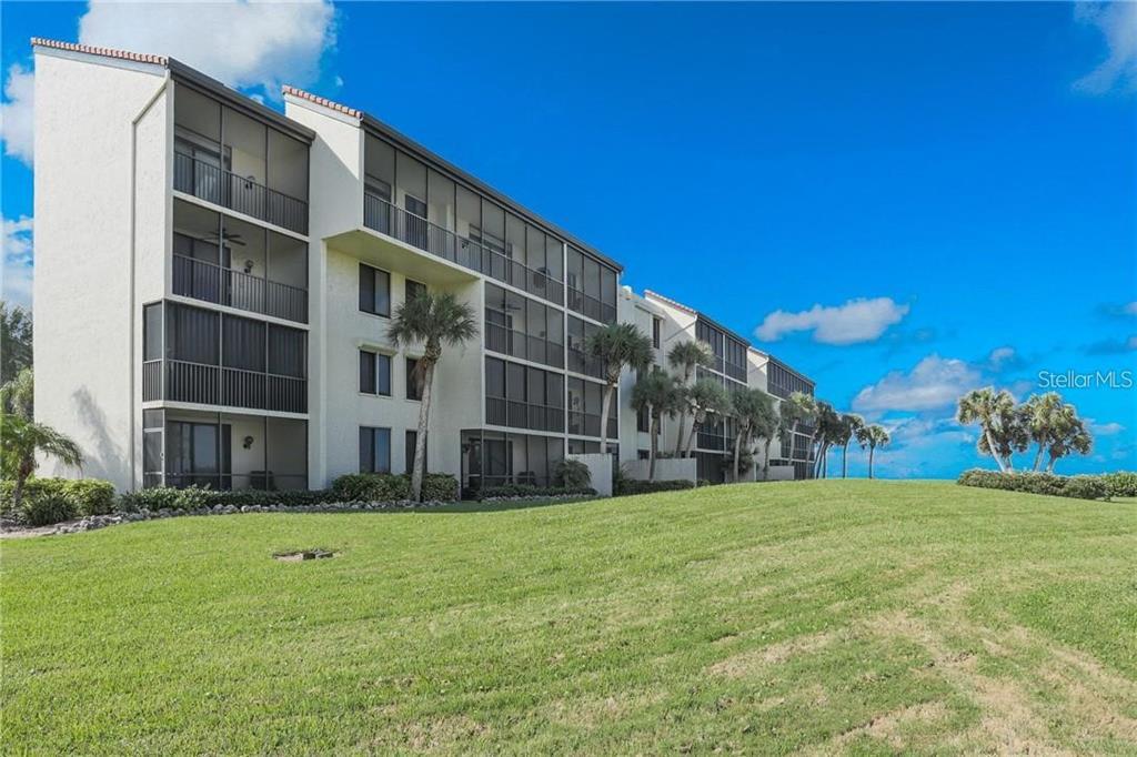 1925 Gulf of Mexico Dr in Longboat Key, FL - Foto de edificio