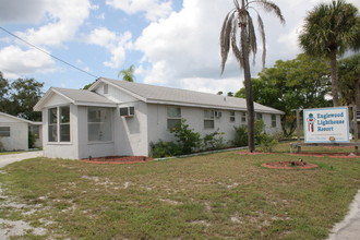 780-784 S McCall Rd in Englewood, FL - Foto de edificio - Building Photo